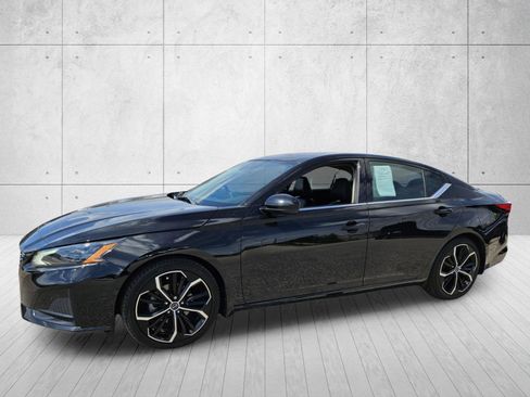 Used 2023 Nissan Altima 2.5 SR w/ SR Premium Package FWD image 3