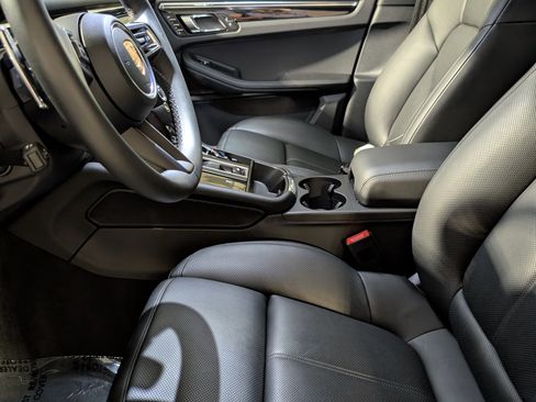 Certified 2026 Porsche Macan AWD/4WD image 4