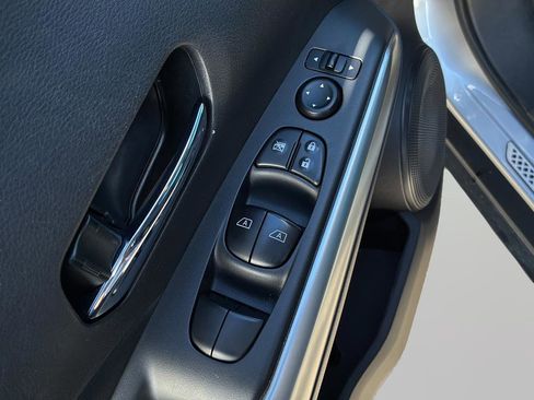 Used 2019 Nissan Kicks SR w/ SR Premium Package FWD image 12