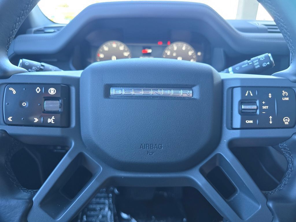 Used 2025 Land Rover Defender 130 X-Dynamic SE AWD/4WD image 28
