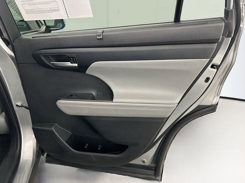 Used 2023 Toyota Highlander XLE image 34