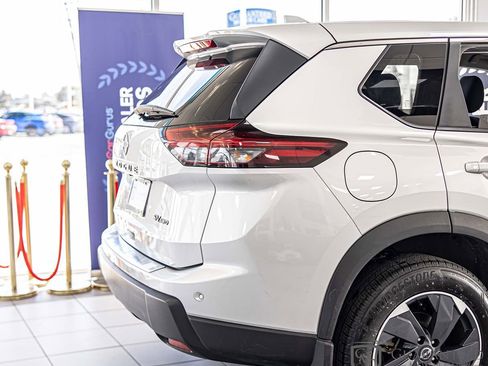 Used 2024 Nissan Rogue SV AWD/4WD image 15
