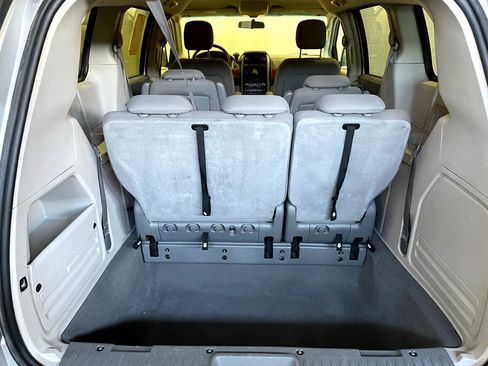 Used 2008 Chrysler Town & Country LX image 18