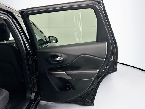 Used 2019 Jeep Cherokee Latitude w/ Popular Appearance Group FWD image 28