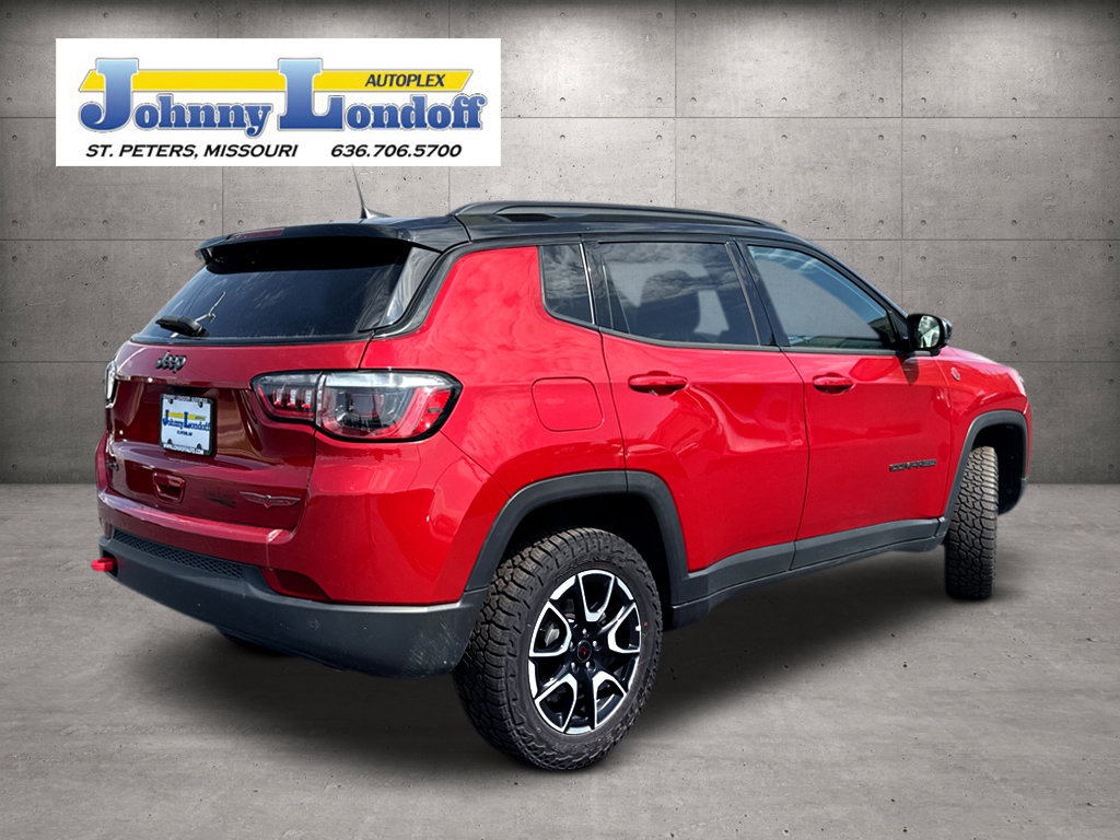 Used 2025 Jeep Compass Trailhawk AWD/4WD image 2