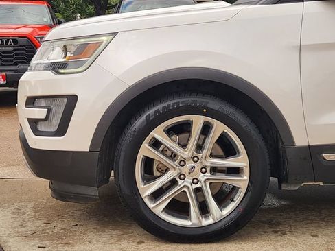 Used 2017 Ford Explorer XLT w/ Equipment Group 202A FWD image 5