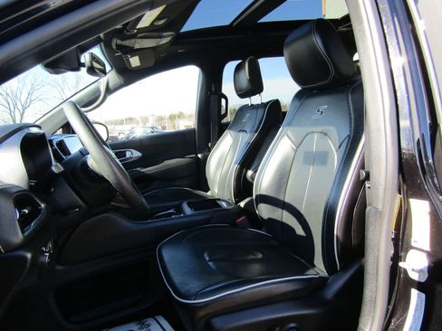 Used 2025 Chrysler Pacifica Limited FWD image 15