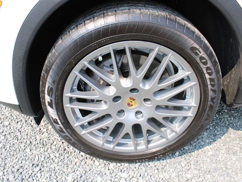 Used 2018 Porsche Cayenne Platinum Edition AWD/4WD image 28