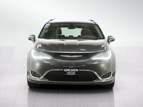Used 2017 Chrysler Pacifica Limited w/ UConnect Theater Package FWD image 8
