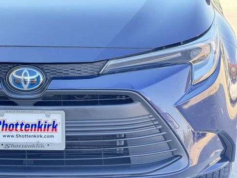Used 2025 Toyota Corolla LE FWD image 8