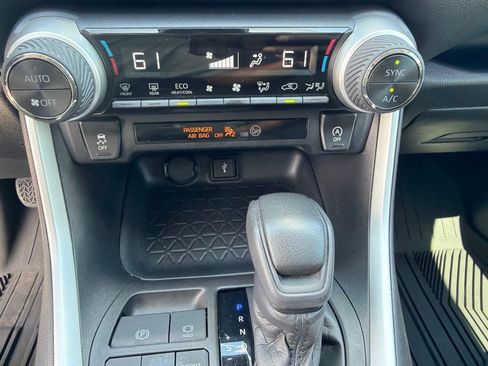 Used 2021 Toyota RAV4 XLE w/ Convenience Package FWD image 25