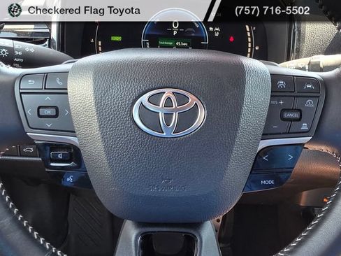 Used 2025 Toyota Camry SE FWD image 12