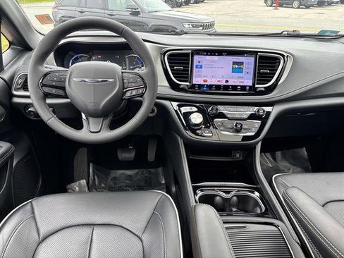 Used 2023 Chrysler Pacifica Limited w/ Uconnect Theater Family Group image 14