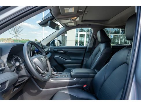 Used 2025 Toyota Highlander XLE AWD/4WD image 11