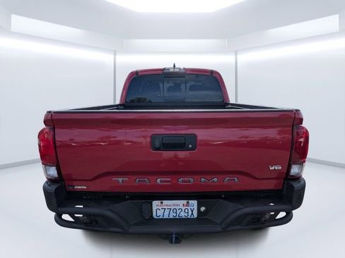 Used 2018 Toyota Tacoma TRD Off-Road AWD/4WD image 4