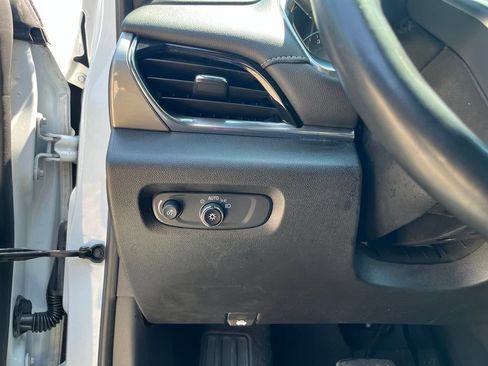 Used 2023 Chevrolet Traverse LT FWD image 20