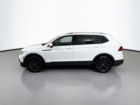 Certified 2024 Volkswagen Tiguan SE w/ Panoramic Sunroof Package AWD/4WD image 2