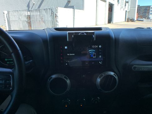 Used 2015 Jeep Wrangler Unlimited Sahara w/ Connectivity Group AWD/4WD image 14