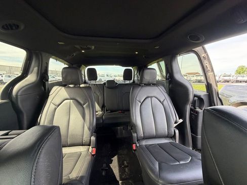 Used 2020 Chrysler Pacifica Touring-L FWD image 4