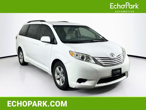 Used 2017 Toyota Sienna LE FWD image 1