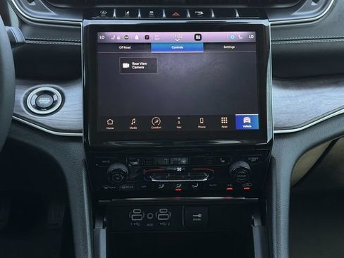 Used 2023 Jeep Grand Cherokee Limited w/ Black Appearance Package AWD/4WD image 17