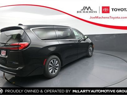 Used 2024 Chrysler Pacifica Select