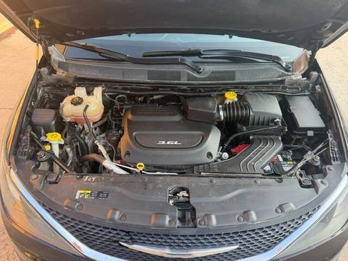 Used 2017 Chrysler Pacifica Touring w/ Tire & Wheel Group FWD image 24