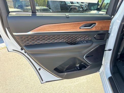 New 2026 Jeep Grand Cherokee L Summit image 15