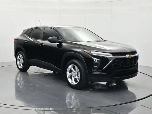 New 2026 Chevrolet Trax LS w/ LS Convenience Package FWD image 3