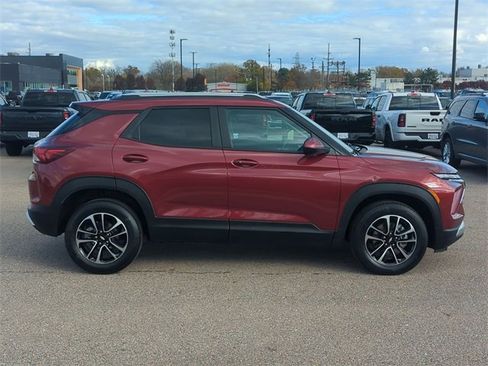 Used 2025 Chevrolet TrailBlazer LT image 2