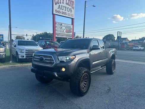 Used 2017 Toyota Tacoma TRD Off-Road w/ Tow Package AWD/4WD image 9
