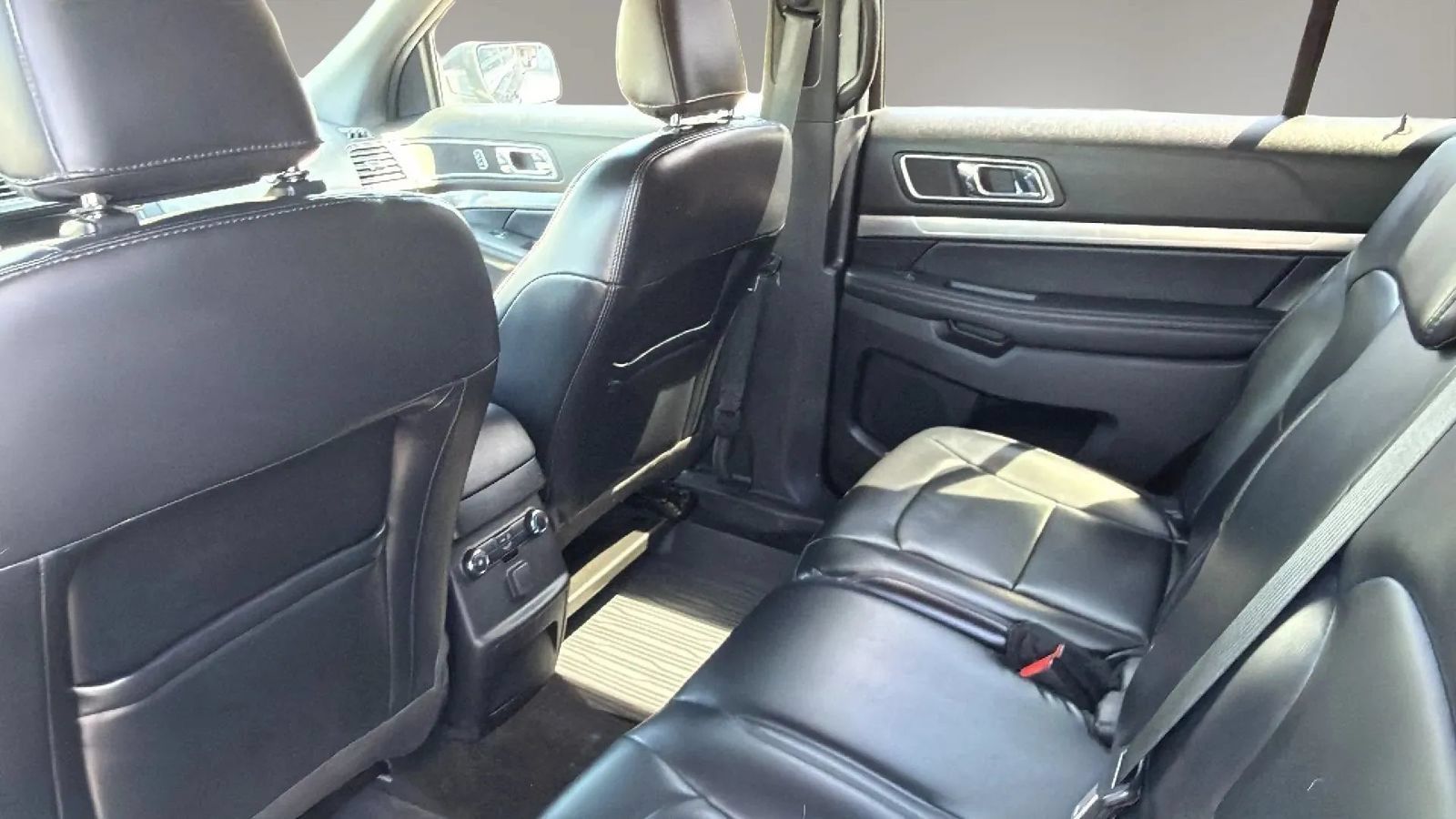 Used 2019 Ford Explorer XLT w/ Equipment Group 202A AWD/4WD image 8