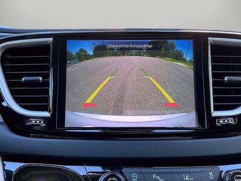 Used 2024 Chrysler Pacifica Touring-L FWD image 13