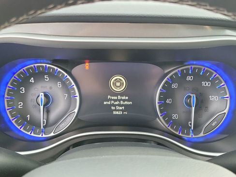 Certified 2024 Chrysler Pacifica Touring-L image 5