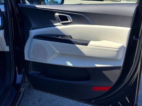 Used 2024 Kia Carnival LX image 25