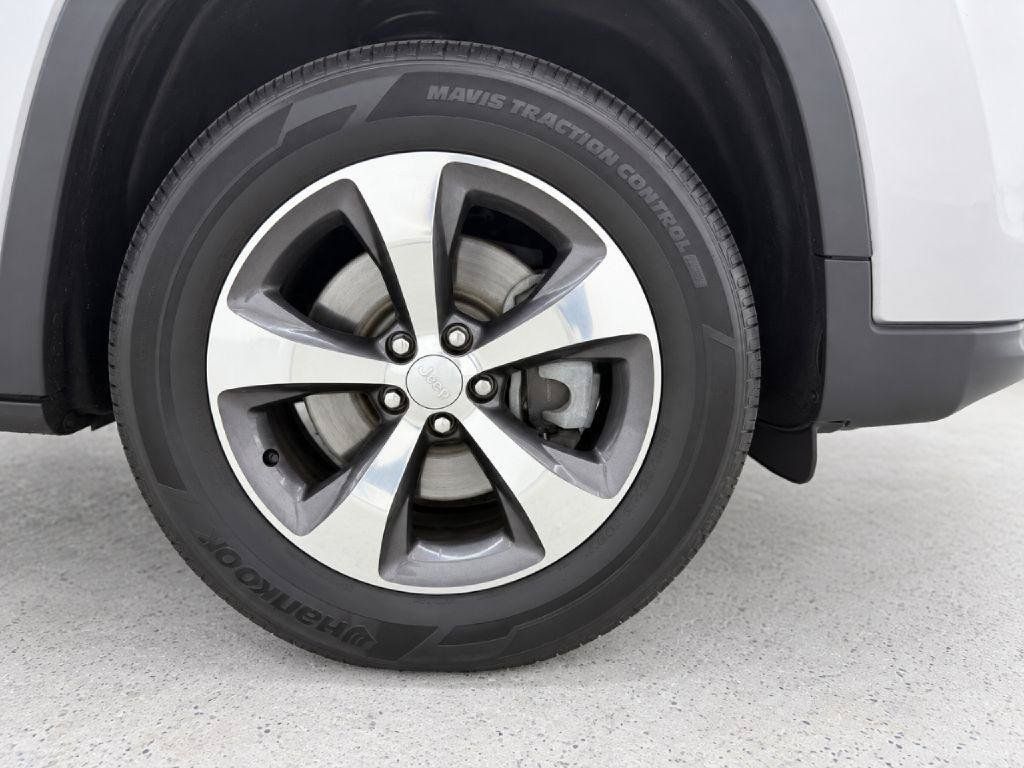 Used 2019 Jeep Cherokee Limited AWD/4WD image 35