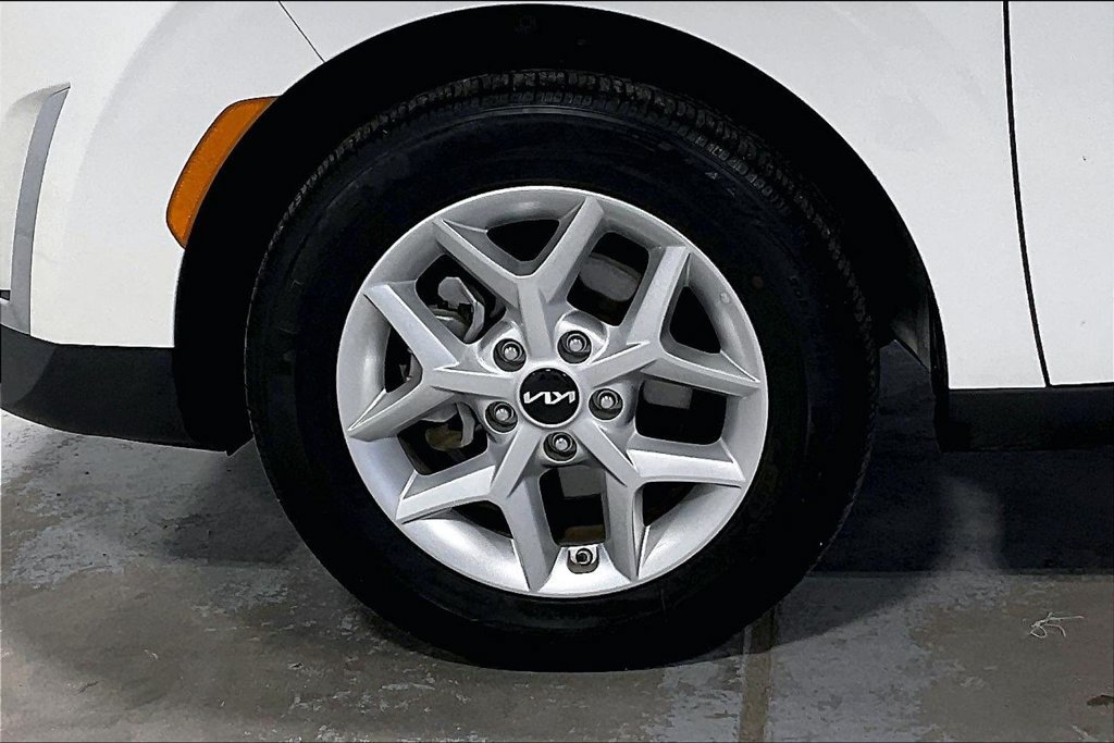 Used 2025 Kia Soul LX w/ LX Technology Package FWD image 10