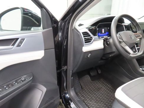 Used 2025 Volkswagen Taos SE AWD/4WD image 45