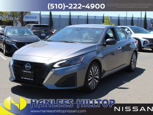 Used 2025 Nissan Altima 2.5 SV FWD image 3