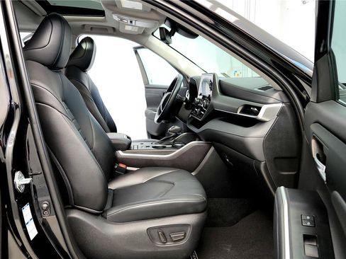 Certified 2021 Toyota Highlander XLE image 21