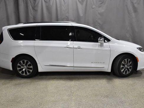 Used 2022 Chrysler Pacifica Pinnacle image 3