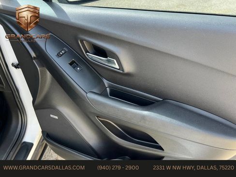 Used 2017 Chevrolet Trax Premier w/ Driver Confidence II Package image 16