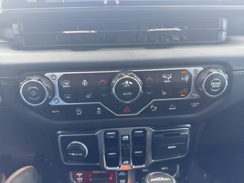 Used 2024 Jeep Gladiator Rubicon AWD/4WD image 18