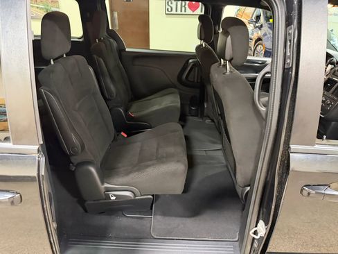 Used 2016 Dodge Grand Caravan SE FWD image 31
