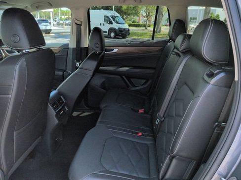 Used 2025 Volkswagen Atlas SE FWD image 13