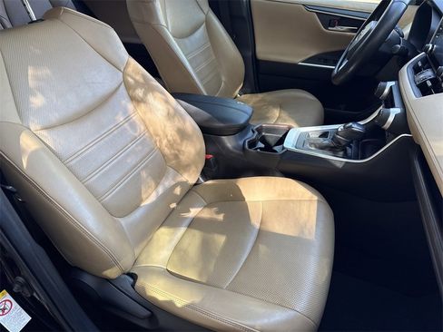 Used 2019 Toyota RAV4 Limited image 40