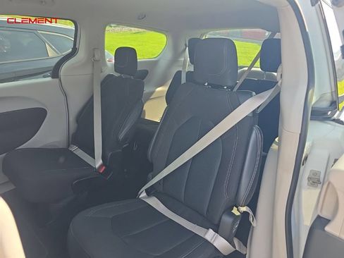 Used 2023 Chrysler Voyager LX FWD image 4