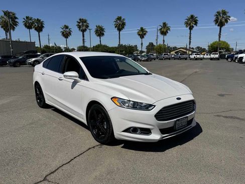 Used 2016 Ford Fusion SE FWD image 2
