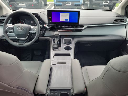 Used 2026 Toyota Sienna XLE FWD image 16