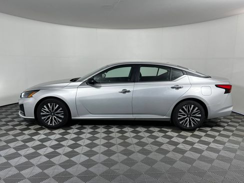 Used 2025 Nissan Altima 2.5 SV FWD image 8